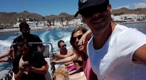 en la lancha hacia la cala